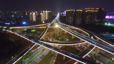 夜间十字路口交通繁忙