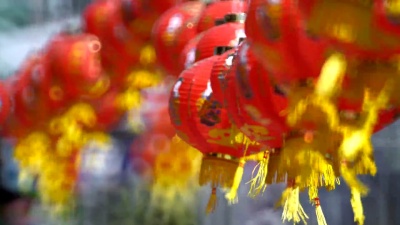 唐人街的春节灯笼。翻译祝福文字意味着繁荣，富裕。