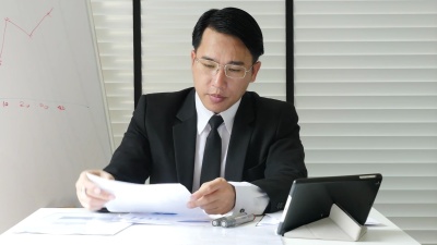 高级经理在办公室与员工召开视频会议