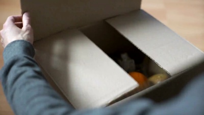 男人检查快递带来的产品