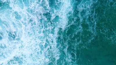 鸟瞰海洋中的波浪