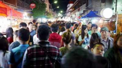 在泰国，许多人在夜市中穿行