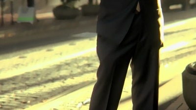高清商人在城市，调整领带