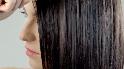 女人梳头