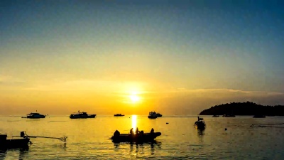 海上有Gloden日落的T/L剪影船