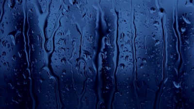 雨点落在窗户上