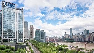 从河边看重庆的城市风光和天际线。时间间隔