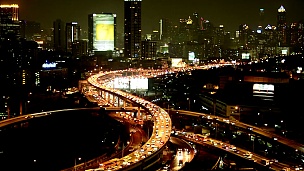 曼谷城市交通在夜间或黄昏，鸟瞰泰国的高速公路或高速公路。