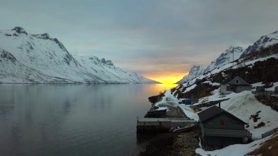 在海湾和码头上空的Tromso鸟瞰挪威Ersfjord