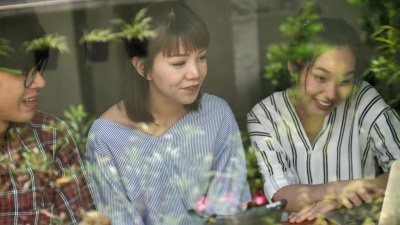 一群亚洲朋友一起欢笑