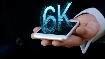 商人手持6K 3D全息手机