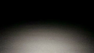 慢镜头:智能手机掉下来，摔坏了，一个零件飞走了