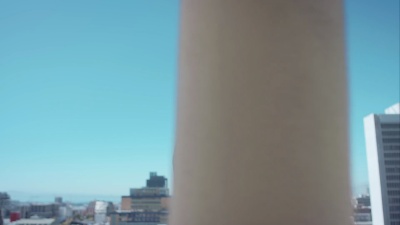 一个男人走在他的顶层公寓的屋顶上