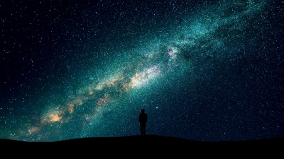 这个男人在星空背景上的剪影。延时
