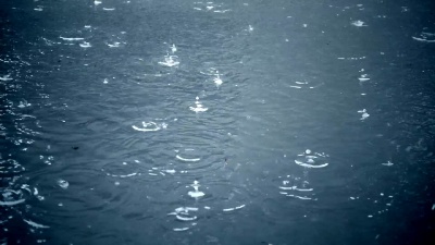 雨天街道上城市水坑的慢速运动