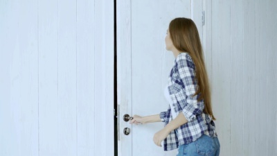 年轻人在家给顾客送纸箱。女士登录剪贴板接收包裹