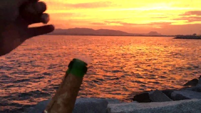 在浪漫的夕阳下开香槟