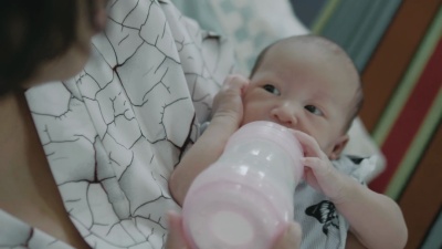 妈妈喂她的孩子