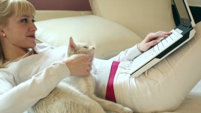 在笔记本电脑上工作的年轻女子