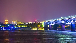 夜晚照亮武汉市著名的长江大桥海湾全景 时光流逝中国