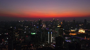 中国日落夜晚时间上海城市景观中心屋顶空中全景 