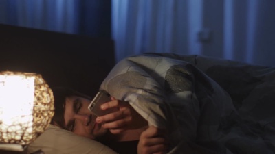 男人睡觉前用手机关掉夜灯