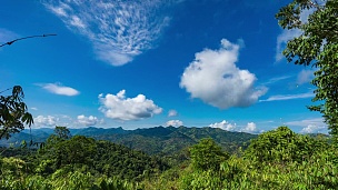 热带山脉和云层移动的蓝天风景。延时视频