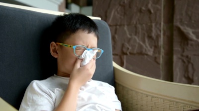 男孩擤鼻涕