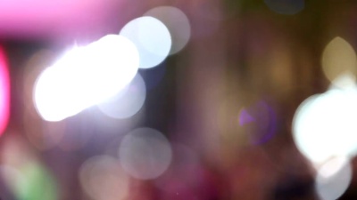 跑道上从左到右架杆施工梁上移动光的焦点模糊