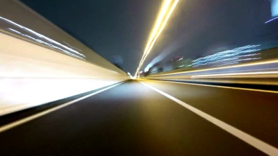 东京大都会公路周围的雨中 的延时。
