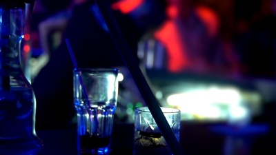 调酒师调制鸡尾酒，在夜总会工作，在酒吧提供饮料
