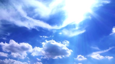 太阳光束中的白色积云和卷层云