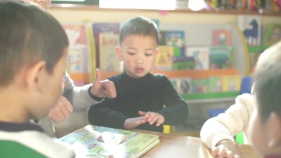 幼儿园教师在课堂上教孩子