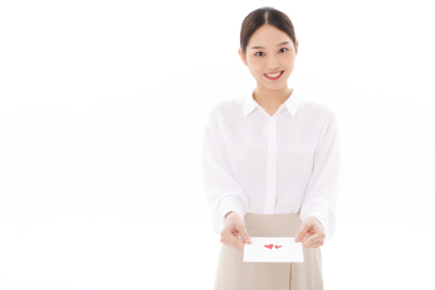 人物系列实景双手递送爱心信的职业女性