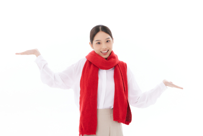 人物系列实景戴着红色围巾双手张开的职业女性
