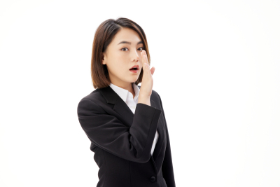人物系列职业女性用手挡着嘴说悄悄话