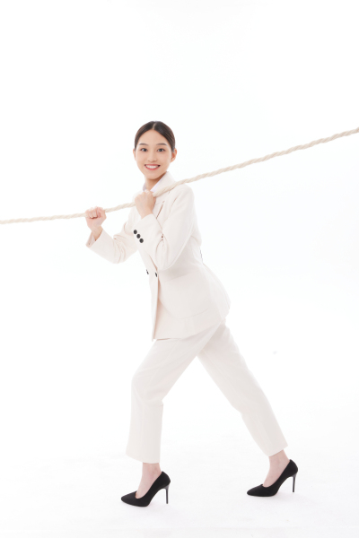人物系列实景穿着高跟鞋的职业女性拉着绳子
