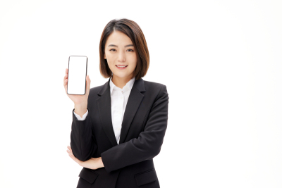 人物系列单手抱胸举着手机的职业女性