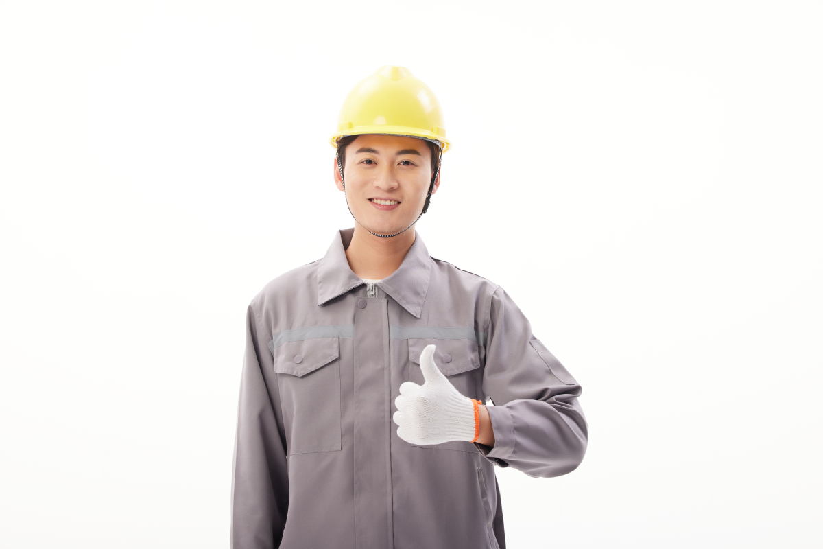 人物系列工人带着安全帽和手套点赞