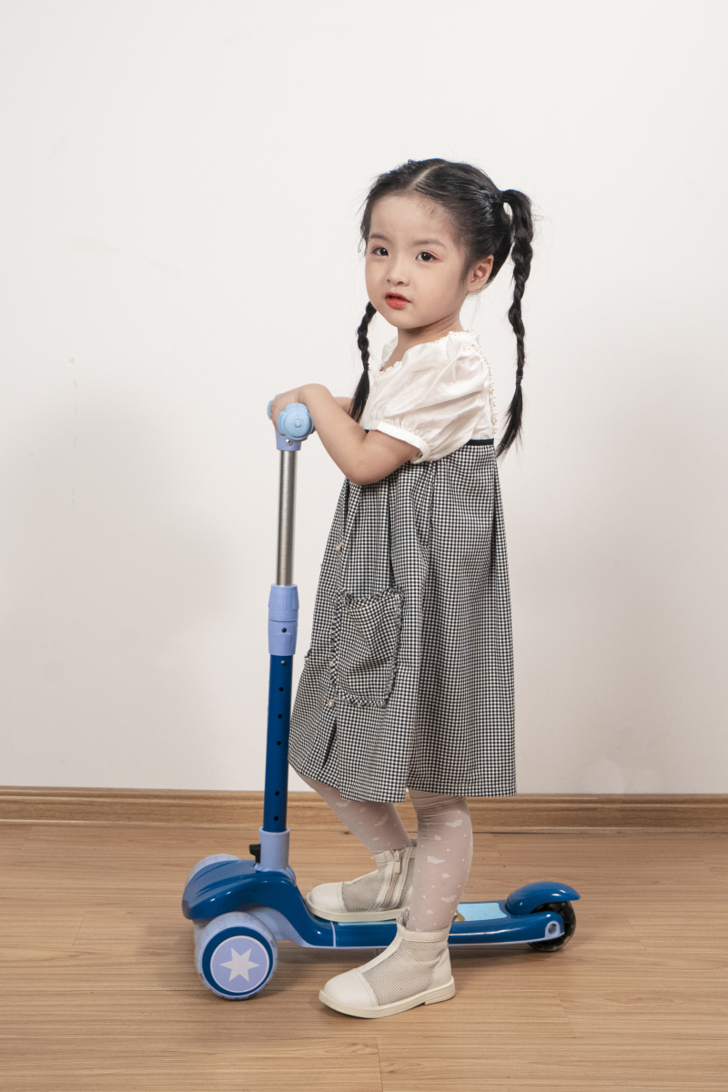 人物系列在玩滑板车的小女孩