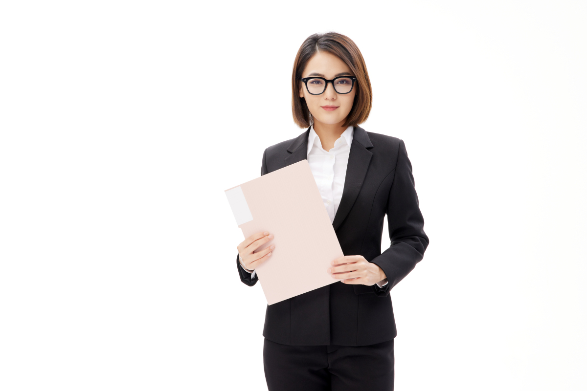 人物系列双手拿着文件夹的职业女性
