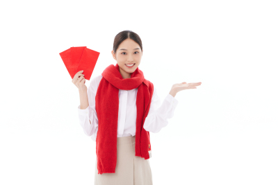 人物系列实景戴着红色围巾手拿红包的年轻女性