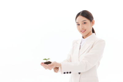 人物系列实景职业女性双手捧着长着一棵植物的土壤侧面照
