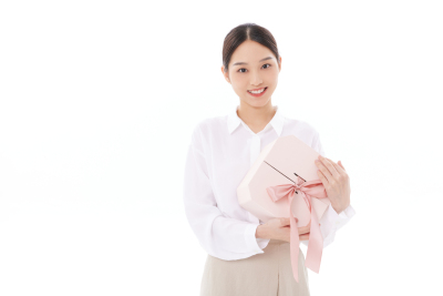 人物系列实景双手抱着礼物盒的年轻女性