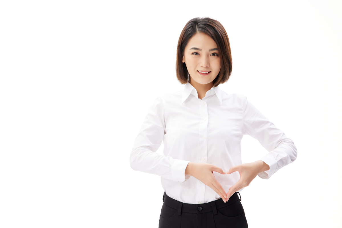 人物系列实景双手比心的年轻女性半身照