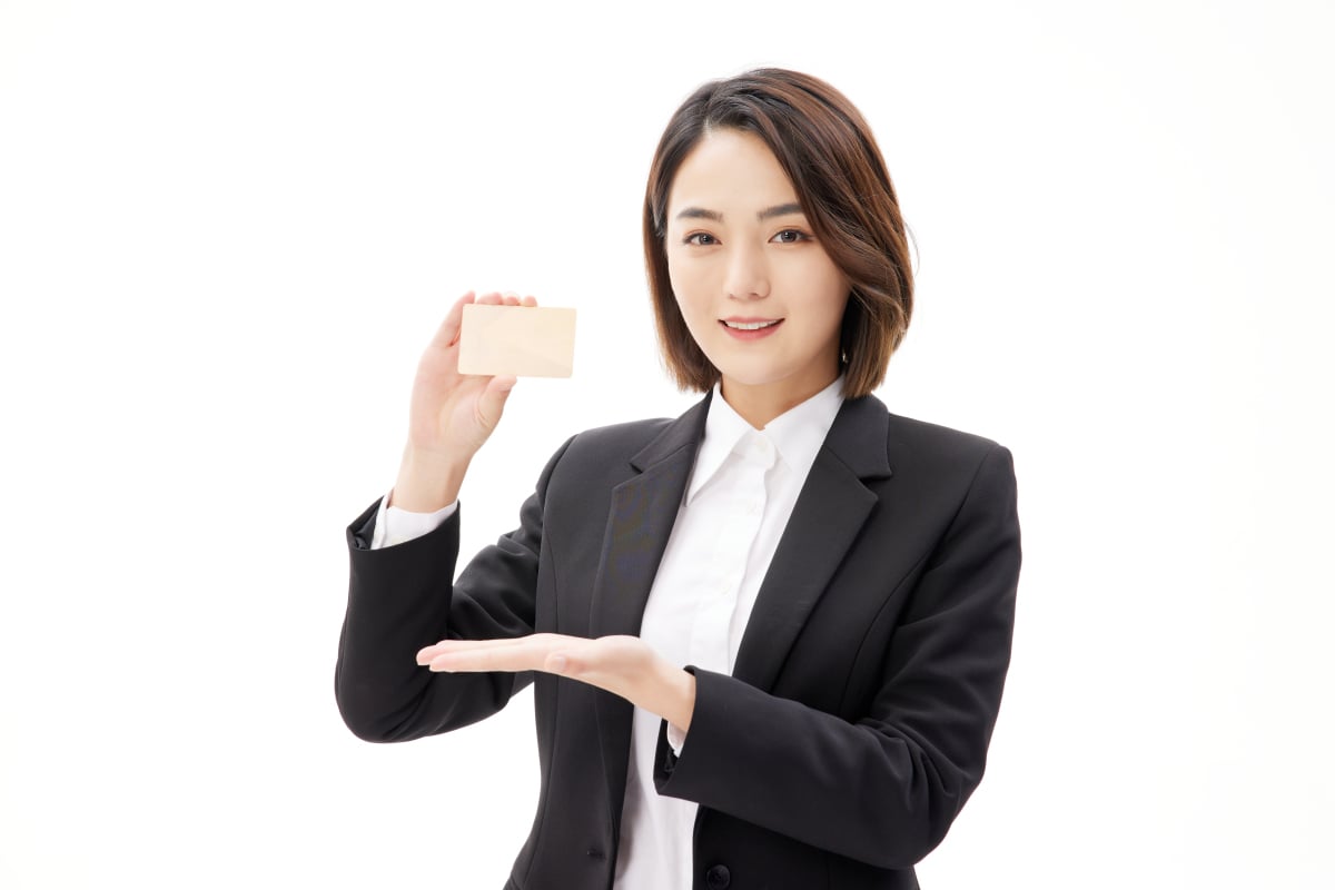 人物系列职业女性手上拿着银行卡展示