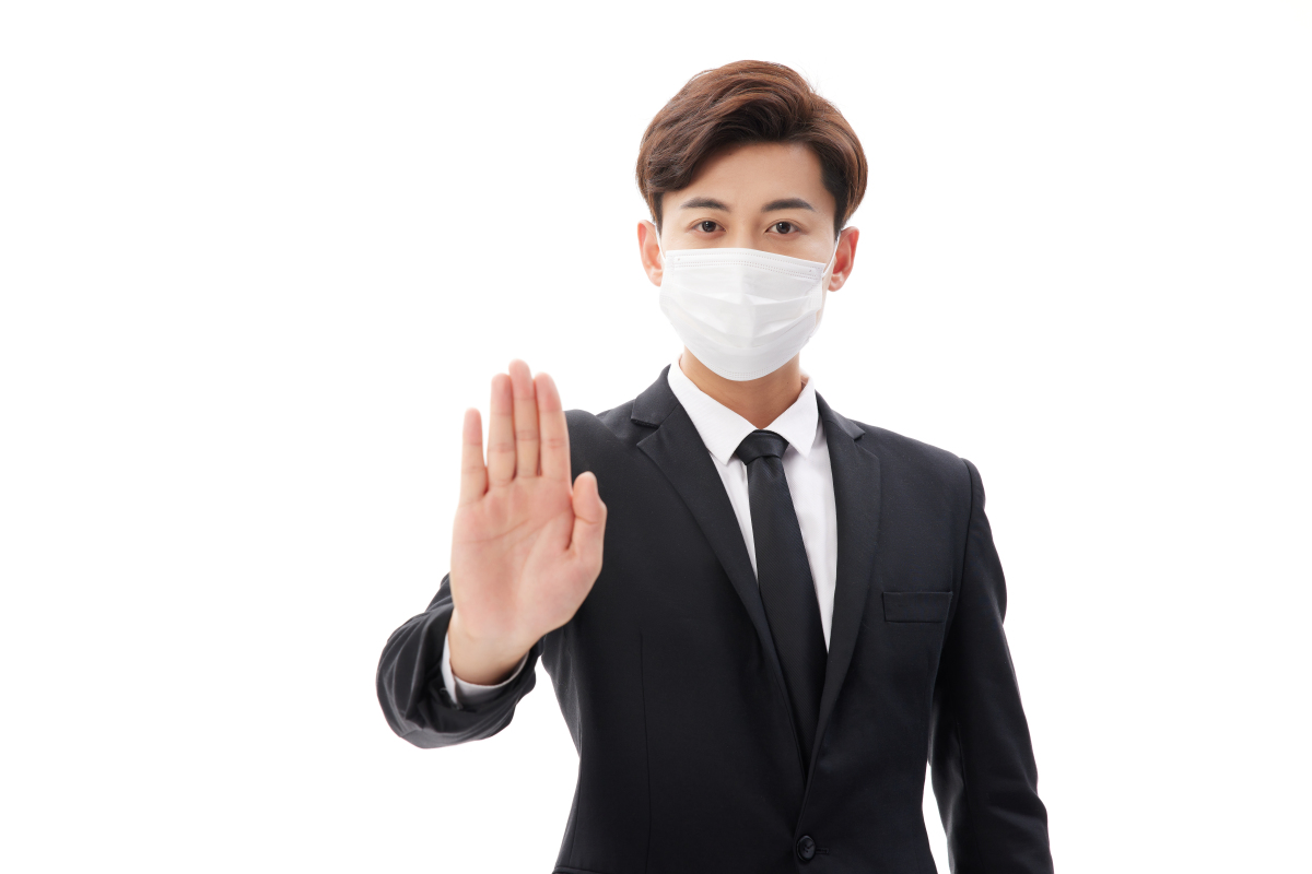 人物系列实景带着口罩做禁止手势的职业男性