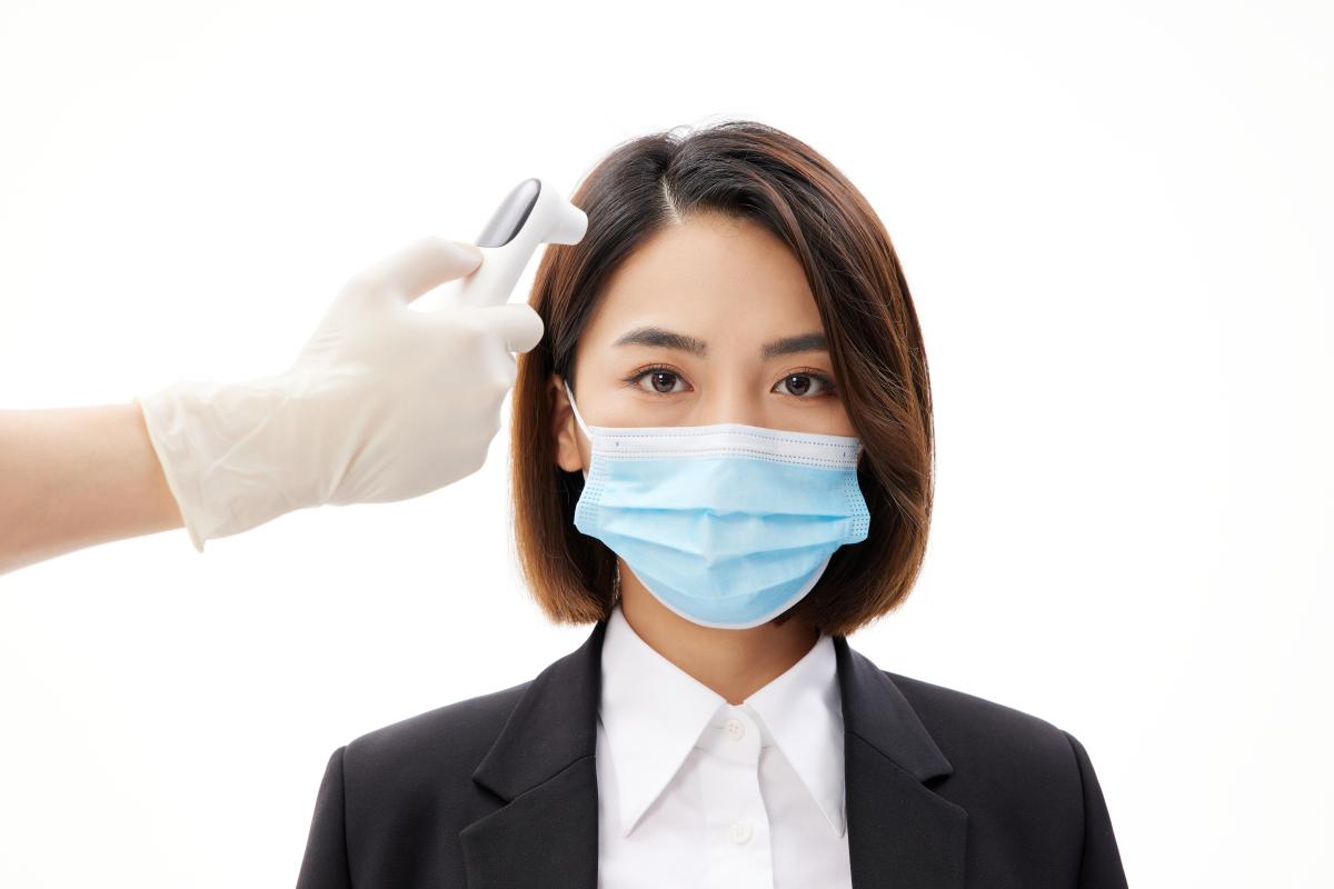 人物系列带着口罩测量体温的职业女性