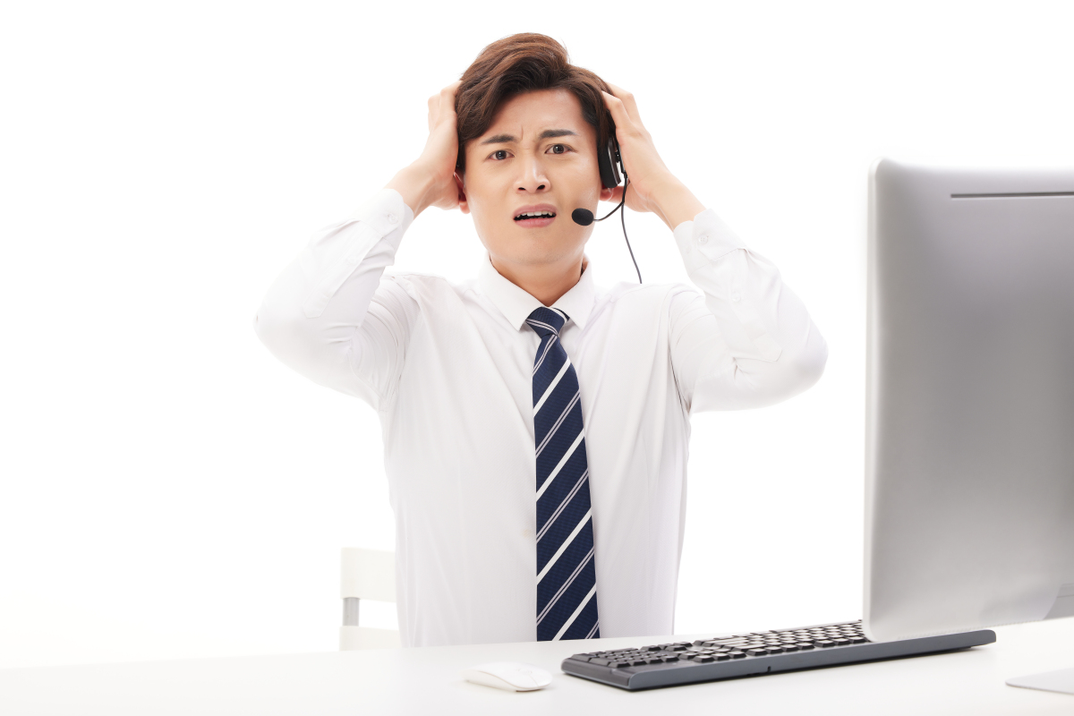 人物系列客服双手抱头很烦恼