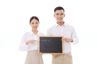 人物系列实景一男一女一起拿着小黑板并指着它
